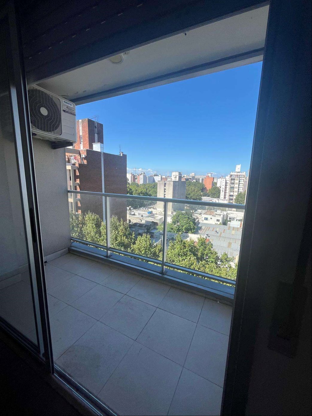 Apartamento de 2 dormitorios en piso alto con terraza y garaje · Foto 12