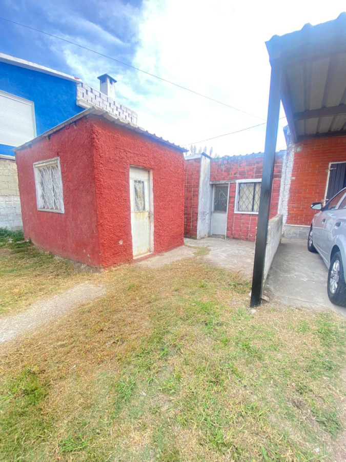 Casa independiente con cochera en alquiler 2 dormitorios.