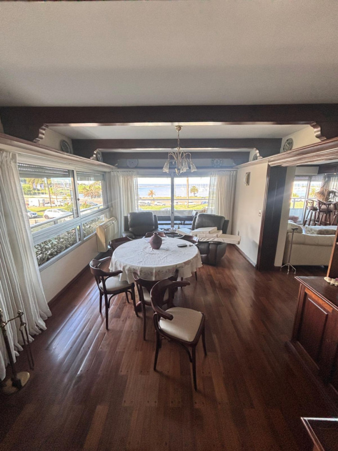 Hermosa propiedad de estilo en Puerto del Buceo 3 dorm y servicio 2 gges - Detalle