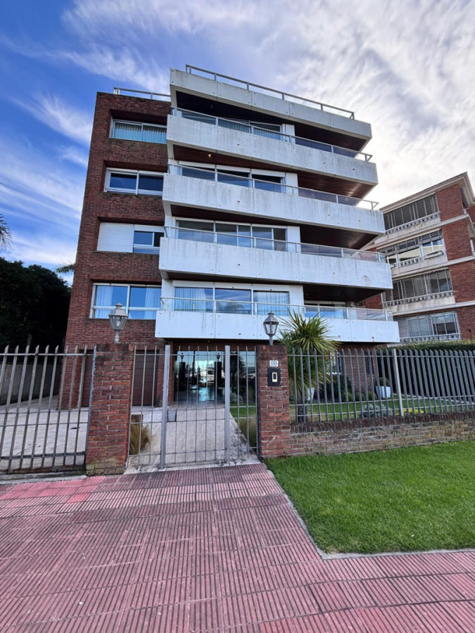 Hermosa propiedad de estilo en Puerto del Buceo 3 dorm y servicio 2 gges
