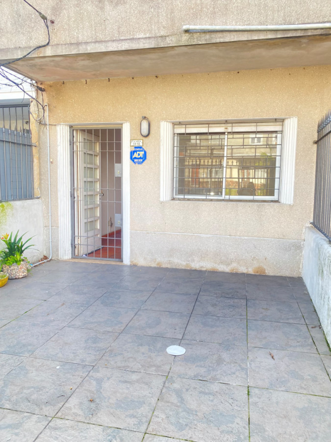 Casa De 1 Dormitorio Con Cochera En Malvín.