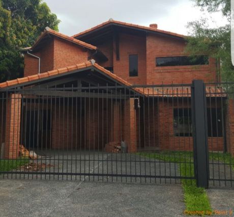 Vendo Residencia De 4 Dormitorios En Barrio Herrera
