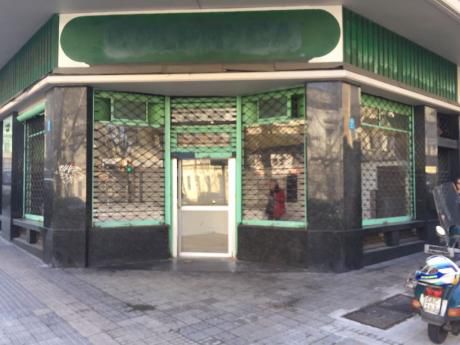 Esquina Transitada 1 Cuadra De 18 De Julio Frente 80 M² Y 100 M² Sotano