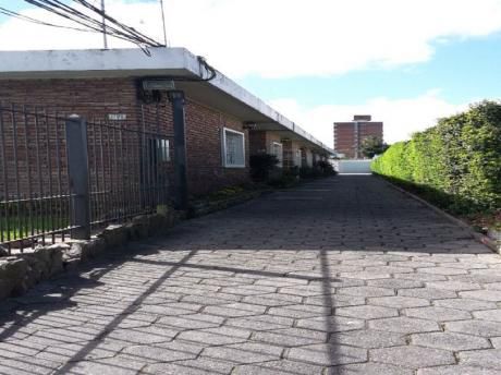 A Mts. De Av. Italia Muy Lindo Apto. Tipo Casa