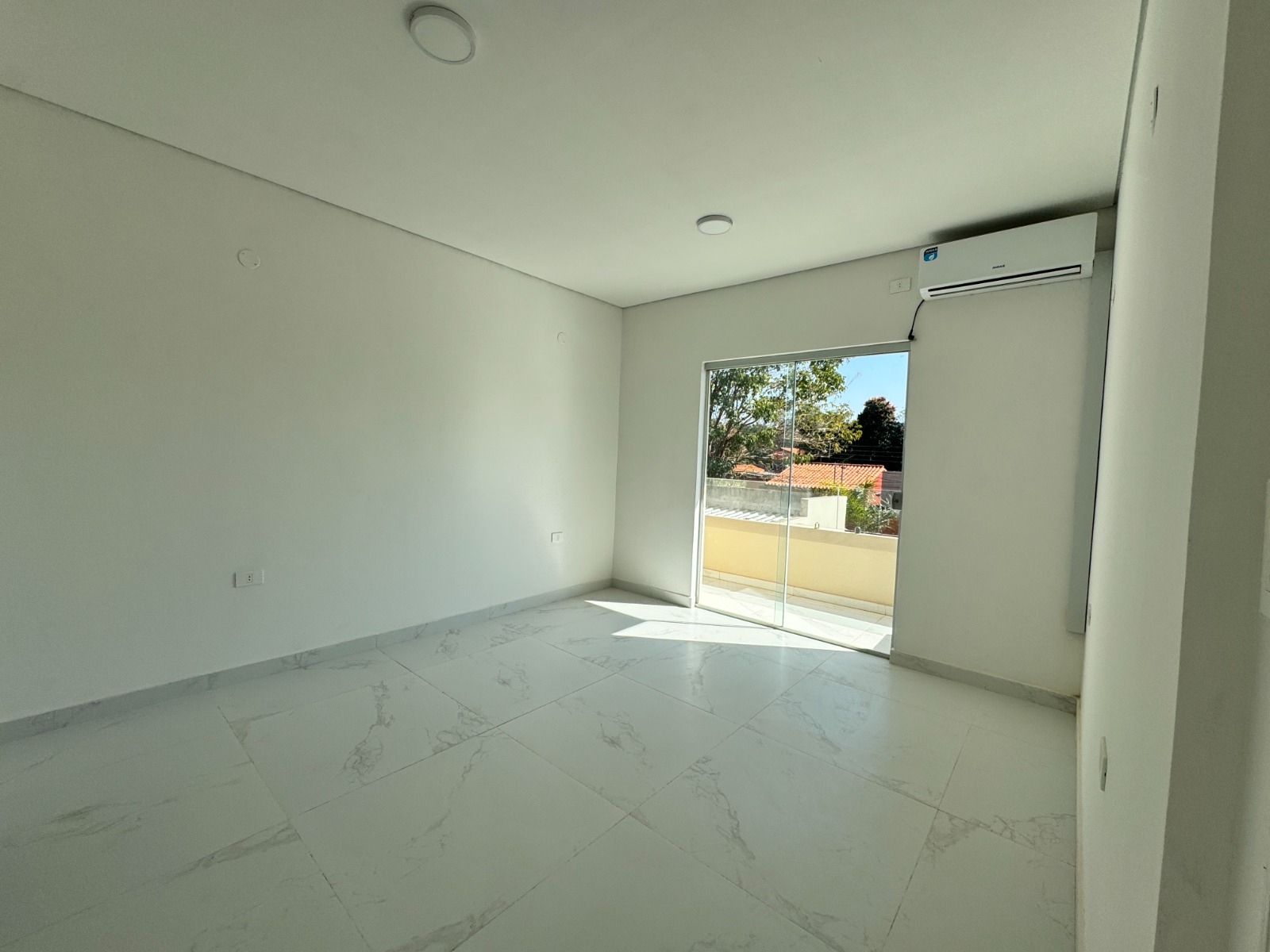 Alquilo Duplex de 3 + área de servicio en Luque — foto 3