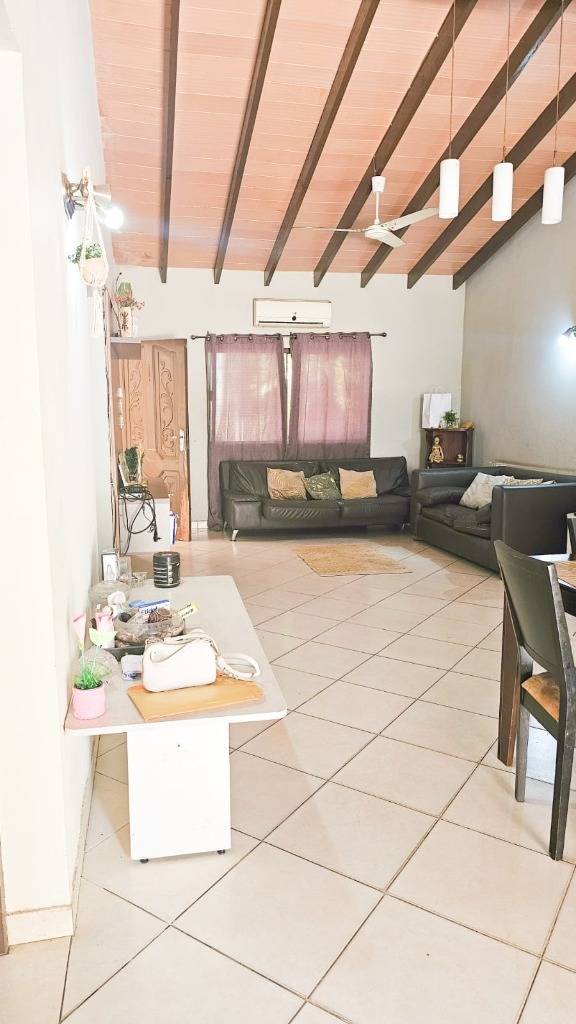 Casa 4 dorm. sobre calle Lapacho | Hipódromo — foto 2