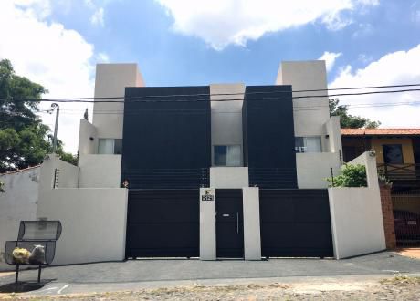 Amplia Y Muy Fina Residencia En Barrio El Mangal