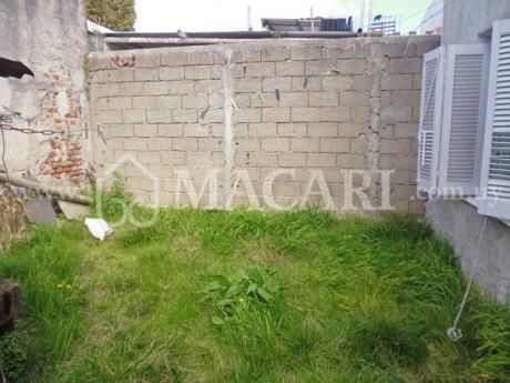 Casa Ph Sobre Calle Lyon Con Parrillero A Reciclar