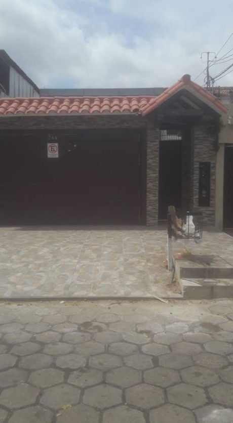 Inmobiliaria Tico Ortiz Da Casa En Alquiler Semiindependiente. Ubicacion : Una Cuadra Antes Del Parque Urbano 2do Anillo , C/ Teniente Roca Peirano. Superficie: 275mt2. Caracteristicas : 4 Dormitorios , 3 Dormitorio C/aire , 2 Dormitorios Con Ropero