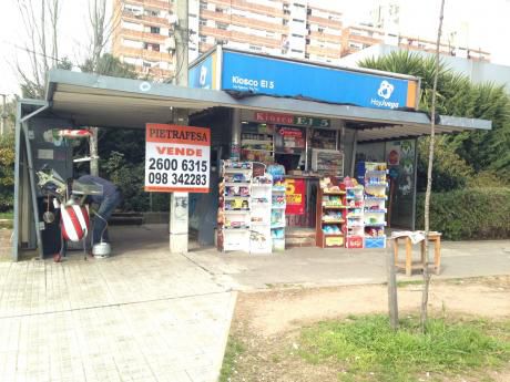 Kiosco Sobre Blvr Artigas Pegado A Canal 5