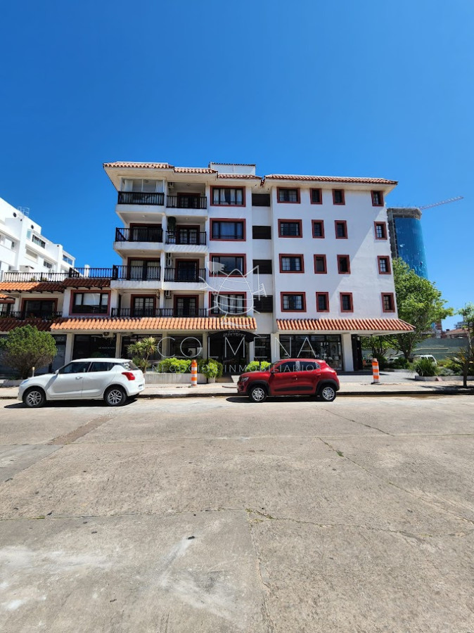 Apartamento 2 dormitorios Punta del Este con 3 cocheras