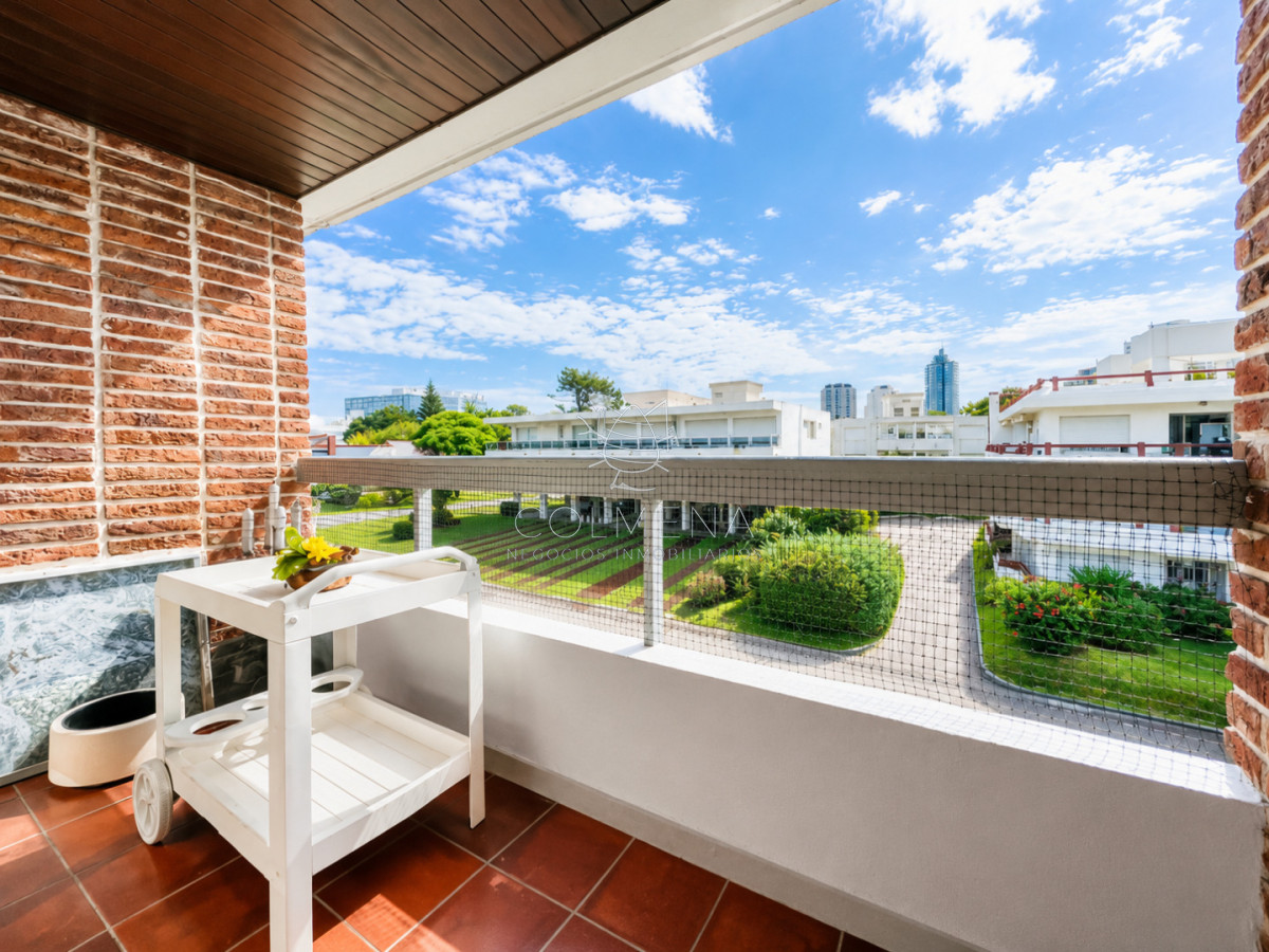 Apartamento de 2 Dormitorios en Aidy Grill a Pocos Metros de Playa Brava - Venta