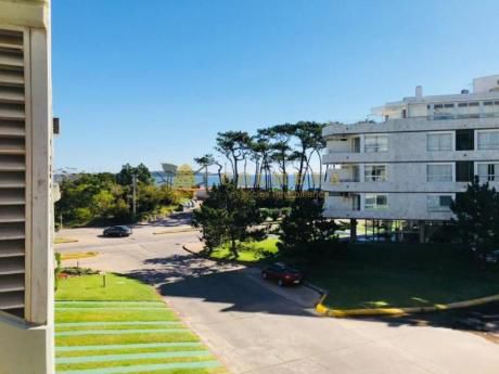 Apartamentos En Playa Mansa: Col854a