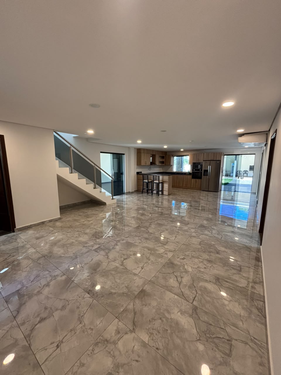 ALQUILER DE CASA EN CUARTO BARRIO LUQUE — foto 3