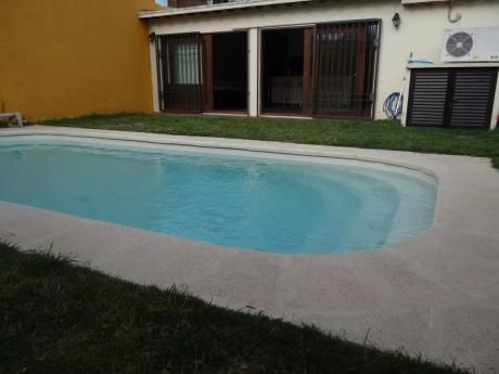 Casa En Buceo Con Jardin Y Piscina