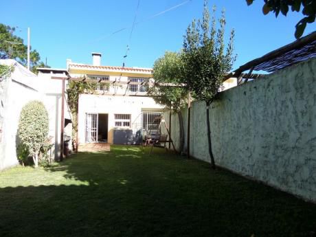 Hermosa Casa En Buceo Con Gran Jardin Al Frente Y Fondo Y Garage Compartido