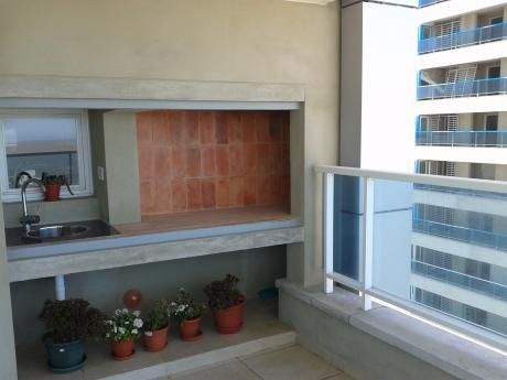 Piso Alto, Vista A Rambla, Finas Terminaciones, Ambientes Amplios.