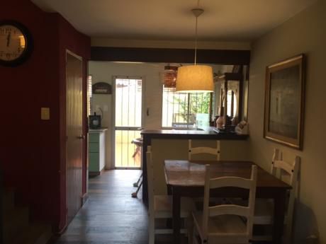 Muy Linda Casa En Complejo Cerrado De 2 Plantas Estilo Ph En Zona Colegios.