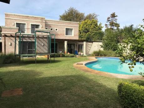 Importante Residencia En Carrasco Sur. 4 Dorm + Serv. Piscina. Barbacoa