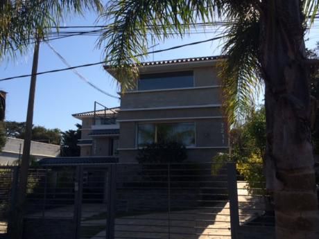 Casa Espaciosa En Carrasco Sur.