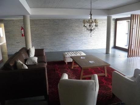 Amplio Apartamento De Categoria En Carrasco Sur 3 Dormitorios, Servicio Completo Y Parrillero