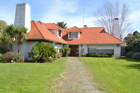 Gran Casa, Con Gran Terreno En Muy Buen Punto De Carrasco.