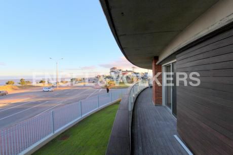 Apartamento De 3 O 4 Dormitorios En Venta Con Renta Sobre Rambla De Carrasco