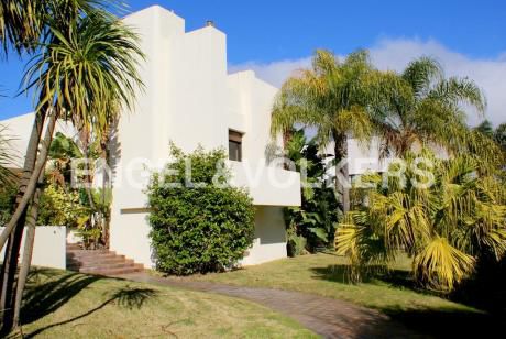 Importante Casa En Venta En Exclusiva Calle De Carrasco
