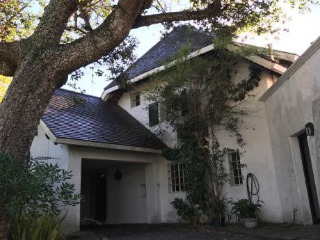Excelente Casa De Epoca En Inmejorable Ubicación De Carrasco. Ideal Empresa