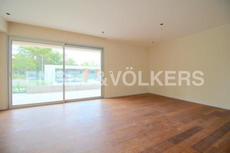 Moderno Apartamento Con Terraza A Estrenar