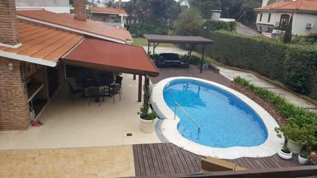 Gran Chalet De Tejas Y Ladrillo Visto.