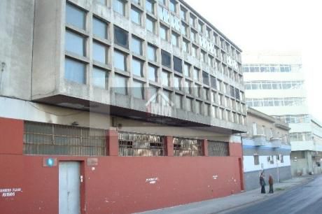 Importante Edificio En Ciudad Vieja