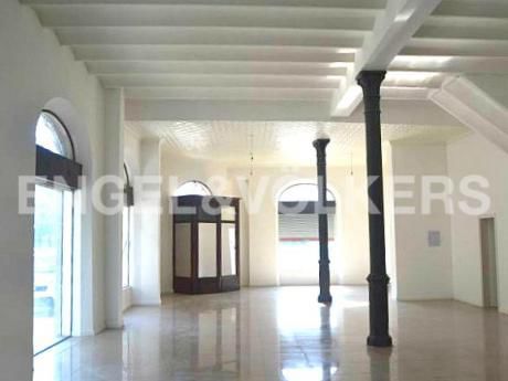 Local Comercial En Puerto De Montevideo.