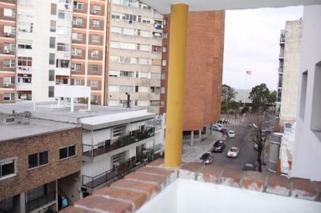 A Metros De La Rambla De Parque Rodó.
