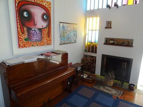 Importante Casa De Estilo Reciclada. Hermoso Fondo Verde. Recomendada
