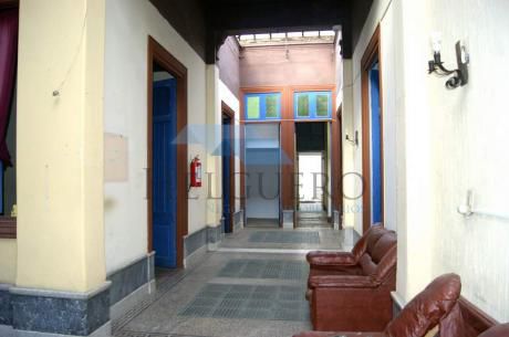 Casa De Altos Con 350m2, 12 Habitaciones, 2 Baños, Ideal Pensión Estudiantil.