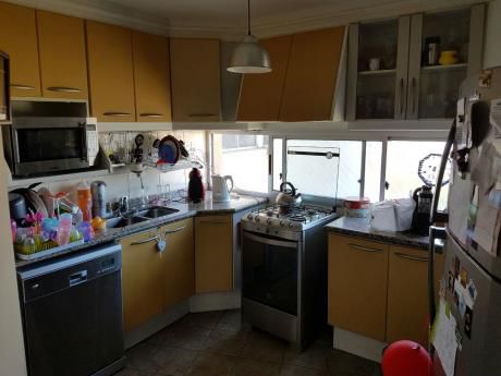 Pocitos, Moderno De 3 Dormitorios, 3 Baños Y 2 Garages. Piso Alto, Vista Y Sol