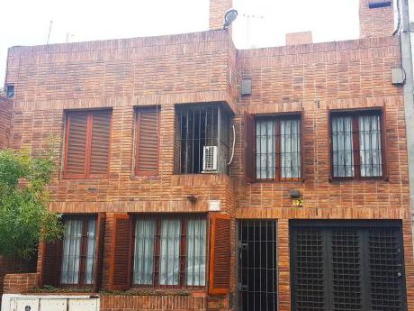 Venta Hermosa Casa Al Frente Muy Luminosa - Zona Pocitos