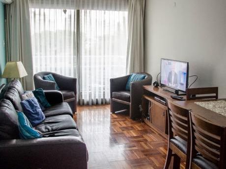 Apartamento Amoblado De Dos Dorm, Dos Baños Y Garaje