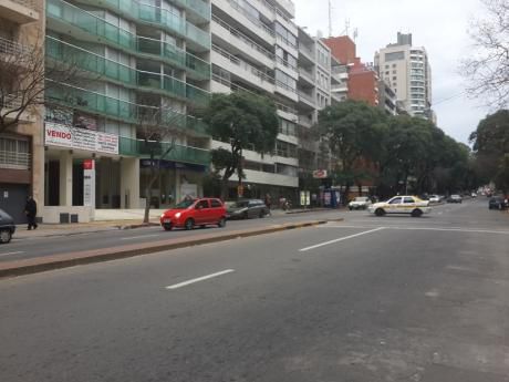 Sobre Importante Avenida Próximo Rambla Ideal Empresas.