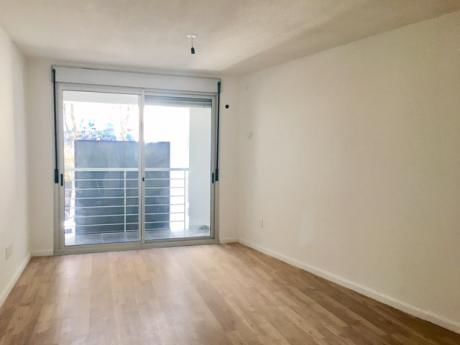A Mts De La Rambla Estrene Primer Piso Con Patio Exclusivo. OcupaciÓn Inmediata