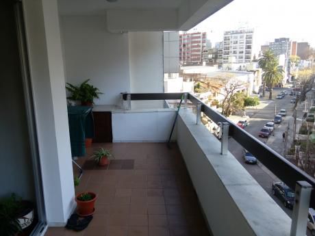 Apartamento En Pocitos, A Metros De La Rambla