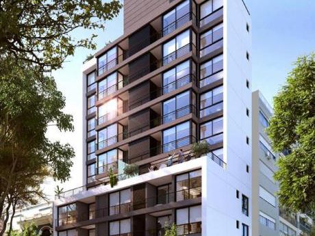Piso 9, 1 Dorm. En El Corazón De Pocitos. Azotea Y Parrillero Privado.