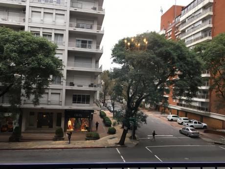 Apartamento En Venta En Pocitos 3 Dormitorios Y Servicio