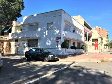 Br. España Fte. Al Ombú, Casa Muy Amplia Ideal Consultorios Médicos O Empresa.