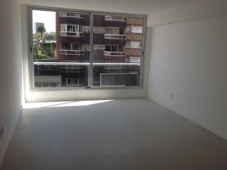 Apartamento A Metros De Rambla Y Shopping!!