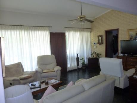 Casa En Punta Del Este; Lugano, Con Piscina