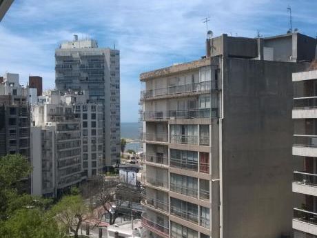 En Pleno Pocitos A Una Cuadra De La Playa