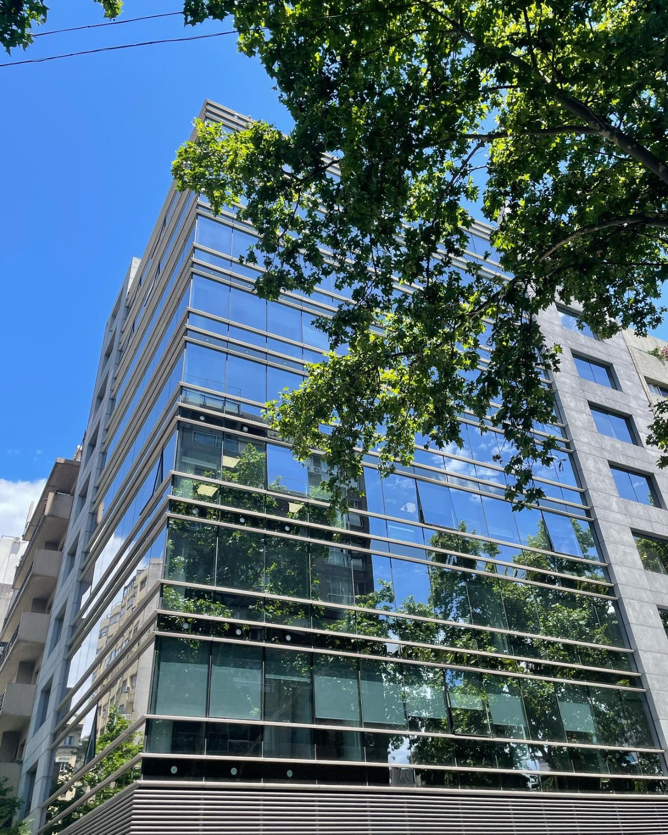 MACARI ALQUILA IMPORTANTE PISO PARA OFICINAS