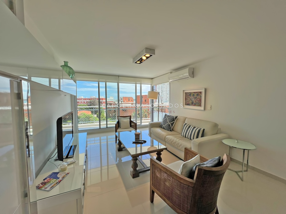 Apartamento en venta de 2 dormitorios en Torre Sunrise, Punta del Este.